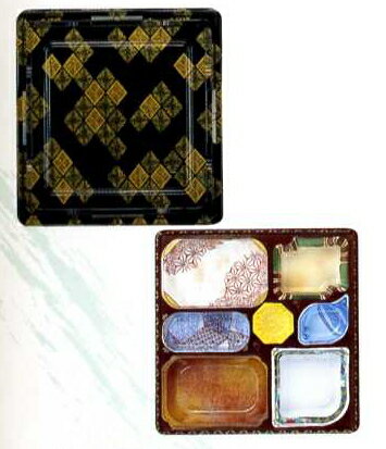 【送料無料】【メーカー直送】[業務用]1段プラスチックの使い捨て弁当容器T110-110(金箔)蓋付セット 120個入り弁当(お弁当)のテイクアウトにプラの弁当箱(お弁当箱/使い捨て弁当箱/弁当容器/弁当パック/お弁当パック/入れ物/パック/仕出し容器/小鉢柄)のサムネイル