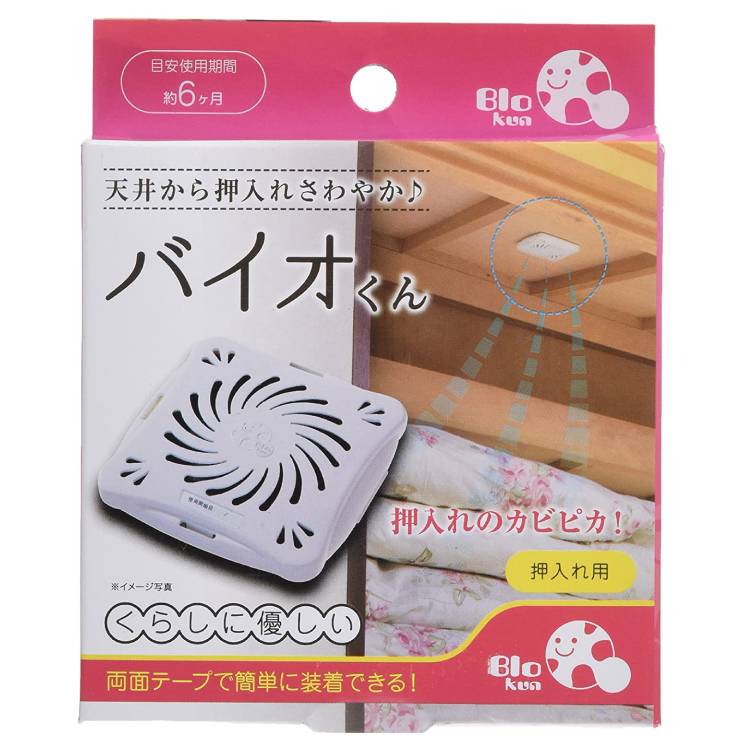 バイオくん 押入れ用■　商品説明見た目もおしゃれなケースにリニューアル。 納豆菌を使用で、化学薬品を一切使っていません。 両面テープで取り付け簡単。 ■バイオくん 天井から押入れさわやか♪ 化学薬品を一切使っていません。 本品は納豆菌を使用しています。 【バイオとは】 ※バイオは目に見えない小さな微生物です。 ※バイオは酸・アルカリのような激しい薬品も含有しておりませんので、人と環境にやさしいです。■　詳細【ご使用方法】 ※本ピンを天井面に貼られる際は、貼る場所のホコリ、水分を拭き取ってからお貼りください。 内袋を開封してケースを取り出し、裏面に両面テープを貼り付けて下さい。 本品を押入れの天井面にお貼りください。(バイオは上から下へと移動します。) ※凸凹した天井面や湿気の多い場所では接着粘度が弱まることも考えられますので、本品は粘着強度を高めるために両面テープを3枚入れております。 【ご使用上の注意】 必ず本製品のケース裏側(商品画像2枚目)をご確認頂きますようお願い致します。 【材質】 中身：ポリエチレンテフレタレート、カーボンブラック、特殊活性酵素 ケース：ポリプロピレン 【サイズ】 (約)幅10.5×奥行き10.5×厚み1.3.cm■　※【ご購入前に必ずお読み下さい】※受注のタイミングによりましては在庫切れとなり発送の遅延、 商品がメーカー廃盤の場合はご注文をキャンセルさせていただく事もございます。 出来る限り迅速にご対応できますよう最善を尽くさせていただきますので、 どうぞ宜しくお願い申し上げます。 【ご注意】パッケージやデザインがリニューアルされたり、 内容量等が新しく変更になる場合がございますので予めご了承のうえご注文くださいませ。■　広告文責商品区分：日用品雑貨・文房具・手芸 ＞ 日用消耗品 ＞ 虫除け・殺虫剤 ＞ その他 株式会社グローライズ 連絡先： 050-3595-9136 【発売元】 株式会社ニーズ 日本製 [店長おすすめ][JAN: 4571414676427]