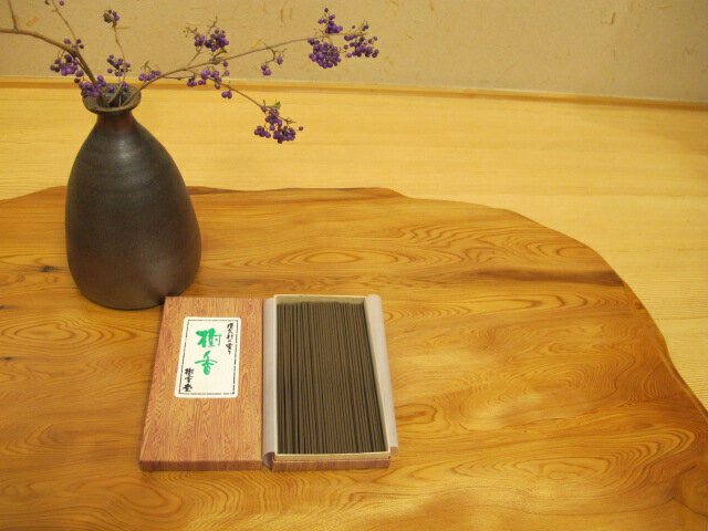 -画像をクリックすると、拡大画像をご覧いただけます- 　　　　　　　　　　津山銘木有馬店が厳選する屋久杉 “お線香” ★　　　　　　〜商品情報〜　　　　　　★ 寸法 　箱：巾80mm　長さ145mm　高さ27mm 　お線香の長さ：137mm 材料 　屋久杉 内容量 　56g入り ☆　　　　　　〜商品説明〜　　　　　　☆ 屋久杉を細かくくだき、抽出されたオイルを 使用しています。屋久杉の香がつまったお香です。 リピートいただくことが多く 気持ちが落ち着く、優しい香りです。 ☆ミ　　　　　〜ご使用に際して〜　　　　　☆ミ 　〈 一つひとつ異なっています 〉 本製品は天然木の無垢材を使用した一点物です。 ご使用に際しては 以下の使用上の注意をご確認ください。 　〈 使用上の注意 〉 無垢材はお使い頂いている間も生き続けています。 視覚的には確認できないほどではございますが、 梅雨の時期などには湿気を吸い込み膨張します。 また乾燥時期には湿気を吐き出し収縮します。 木の曲がりや割れの原因となることがございますので エアコンの風や直射日光、高温多湿または、乾燥しきった場所などは、 できる限り避けてお使いいただきますようお願いいたします。 　〈 無垢材の特長 〉 天然木は湿度環境に影響を受けます。 万能な素材ではありませんが、使いこむほどに味わいが増して、愛着が沸いてきます。 天然木をお部屋に置いて、木が持つ温かみを味わってみてください。《 屋久杉のお線香 》 　【屋久杉の優しい香り】 屋久杉のエッセンスオイルを贅沢に使用しました。 深い屋久島のみどりを彷佛とさせる落ち着いた香りです。 　〜其の他　お線香のご紹介〜