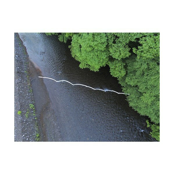 特徴 ■特徴 容易に連結が可能なロープとフックが付いています。 最大で10メートル以上の長さになります。 自重の10倍以上のオイルをキャッチします。（当社実測値） 水に浮くので水面の油に有効です。 河川・湖・沼・池のオイルフェンスとしての使...