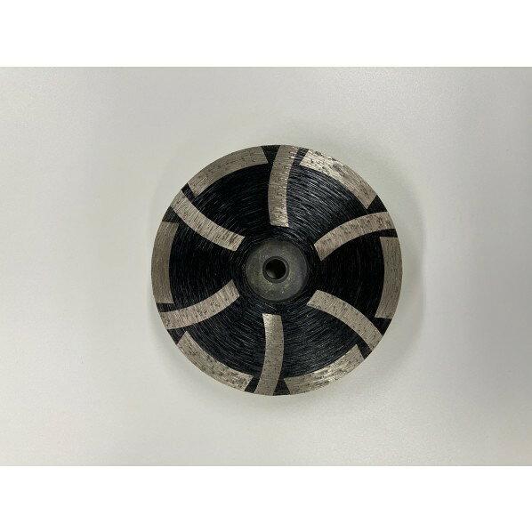 特徴 ●特長:仕上げ研削に最適な樹脂埋めタイプ。 ●用途:コンクリート用。 ●サイズ:外径:100mm ●厚み:7mm ●内径:M10 ●チップ高さ:5mm ダイヤモンドカッター 仕様 入数 1枚 DUCR0001