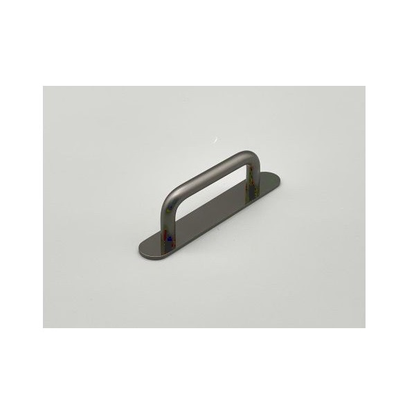 特徴 【特長】 ●座付でしっかりとした印象です。 DIY 丸棒ハンドル 座付き 裏ネジ 仕様 サイズ ビスピッチ=70mm カラー 黒ツヤ消 入数 1個