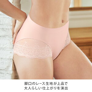 脚口のレース生地が上品で大人らしい仕上がりを演出