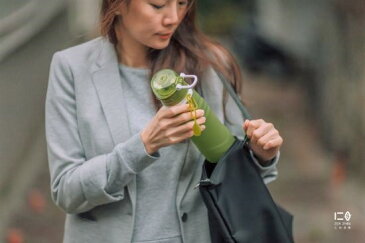 シリコン ボトル 折りたたみ 750ml エコ 飲み物 ドリンク 便利 食洗機ok 食品用 水筒 子供 携帯 軽量 健康 繰り返し使用 耐冷 耐熱 【台湾直送】
