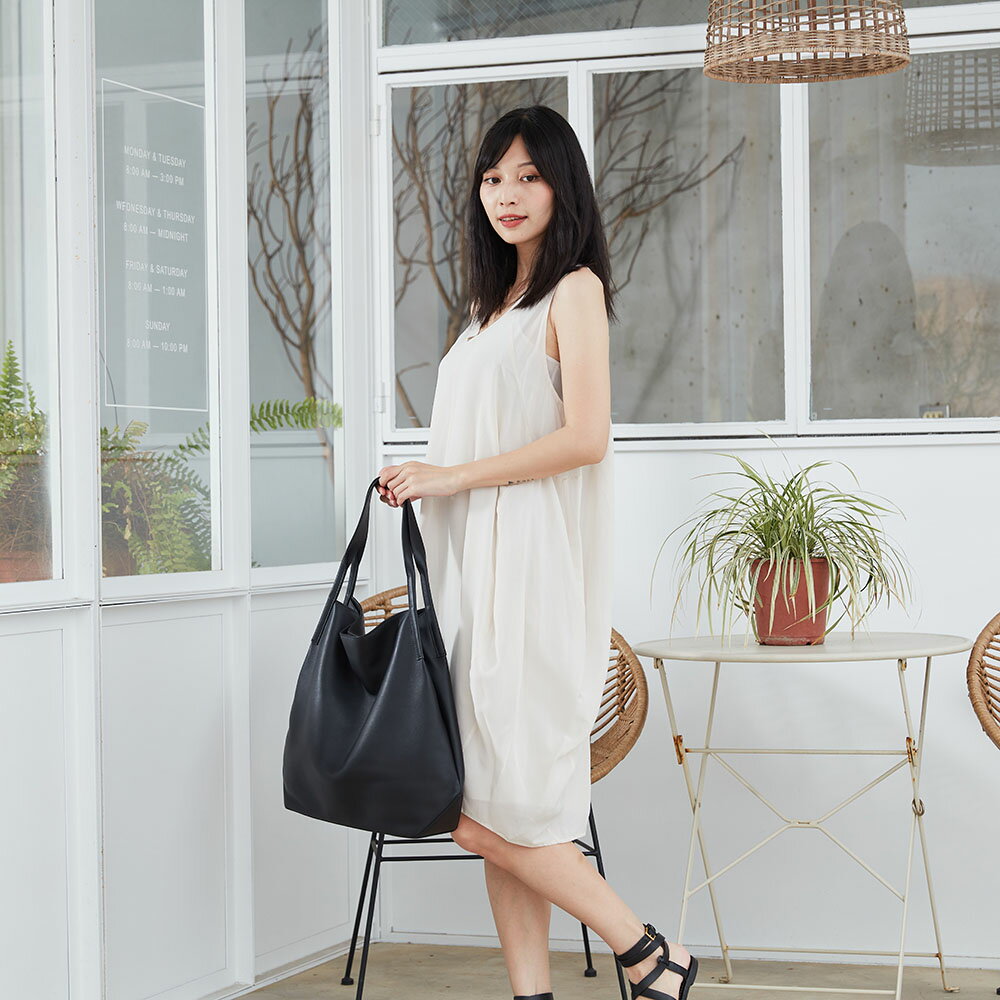 ショルダートートバッグ ベーシックデザイン 軽量＆大容量 通勤通学に最適 New Tote bag 【台湾直送】