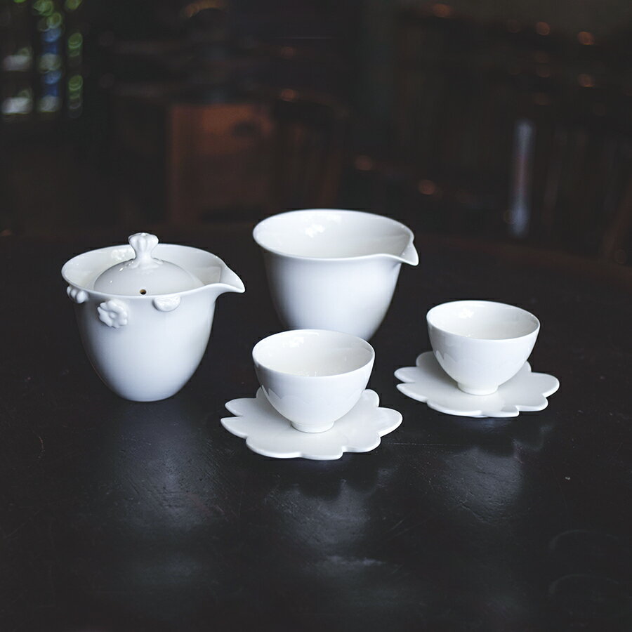 重ねて収納できるのがうれしい、シンプルな中国茶器のセットです。百合の花の形の急須と茶海には高い保温効果があり、よりいっそうお茶の香りを楽しむことができます。茶杯は聞香杯としても使えるデザインになっています。