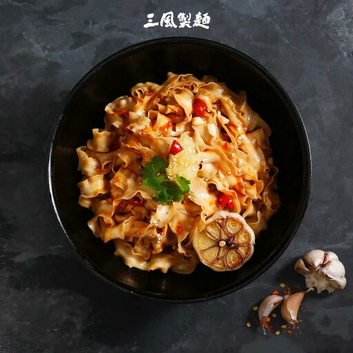 ガーリック麻辣平打ちまぜ麺 118g×2食分 ガーリック ニンニク にんにく 麻辣 マーラー ピリ辛 旨辛 平打ち 平打ち麺 乾麺 台湾 中華 まぜ麺 まぜそば 混ぜ麺 まぜめん 即席 インスタント【三風製麺】【台湾直送】【送料無料】 ガーリック麻辣平打ちまぜ麺 118g×2食分 ガーリック ニンニク にんにく 麻辣 マーラー ピリ辛 旨辛 平打ち 平打ち麺 乾麺 台湾 中華 まぜ麺 まぜそば 混ぜ麺 まぜめん 即席 インスタント【三風製麺】【台湾直送】【送料無料】