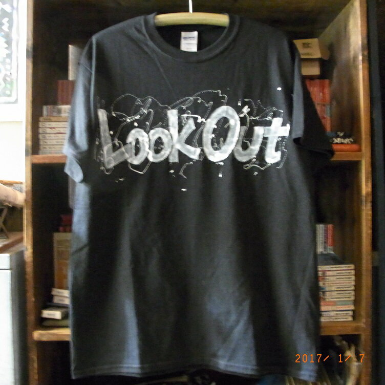 世界で一点だけの詩の手描きTシャツ 『Look Out』 君の瞳&#22099;をついて笑ってる。 華奢な背中木枯らしの中縮こまる。 冬の朝失意降り散る冬の陽に。 天の闇白夜舞い昇り天の果て。 君の涙憐み誘って歌ってる。 生きる力赤子にさえも劣ってる。 春の朝霧立ち込めて春の雨。 空の色楽しいふりして空の灰。 君の軆悩やましくて卑やらしい。 微酔の色香愛が欲しいと僕に抱く。 夏の朝熱に魘され夏の風。 海の碧（あお）錨に沈めて海の底。 君の吐息闇を翔んで夜に舞う。 衣擦れの音囁くように僕を泣く。 秋の朝儚く消えて秋の翳。 君の刻（とき）昨日に別れた僕の刻。 ※詩はオリジナル。 ※難病を患ったので新しい作品は作れなくなりました、あしからず。≪メンズ＆レディス・ファッション≫ ★世界で一点だけの詩の手描きTシャツ★ 『手描きTシャツ（詩）「Look Out」』 《米国製ギルダン社半袖Tシャツ使用》 （ペイント後ウォッシュしてあります。） 素材 半袖Tシャツ 天竺（綿100%） サイズ 半袖Tシャツ L（メンズ） 色 半袖Tシャツ 黒 ペンキ 白 ペンキの術 フロント（胸） タイトル『Look Out』 フロント（胸） ペンキ飛ばし（白） バック全面 詩（日本語）ショップオリジナル