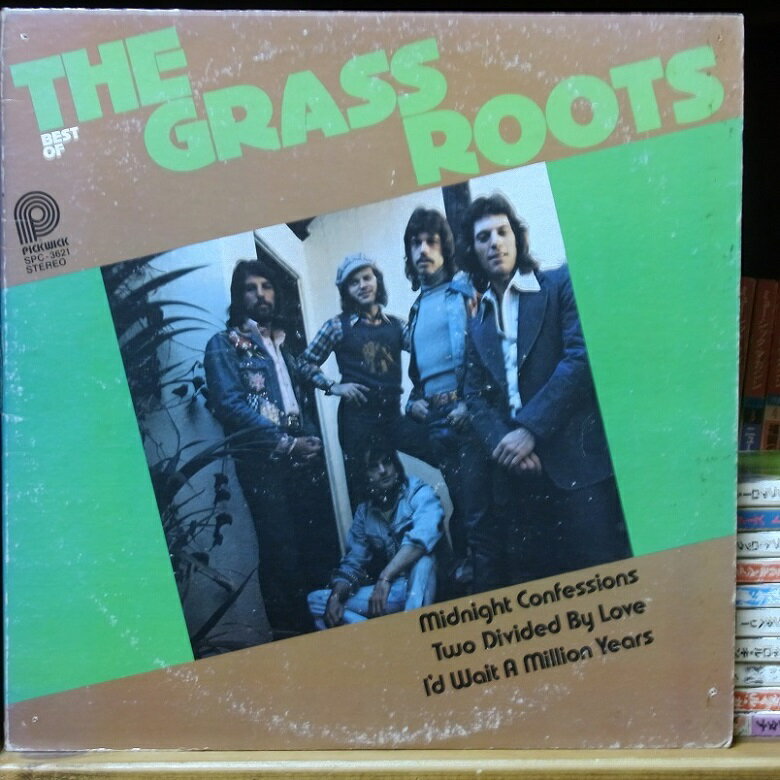 廃盤レコード 『グラス・ルーツ』 「THE BEST OF THE GRASS ROOTS」 ●1966年アメリカで結成されました、元々はP.F.スローン、スティーヴ・バリによる覆面バンドとしてデビューします、その後正式メンバーを募集して活動し数々のヒット曲を生んでいます。 ●GSのテンプターズが「Let's Live For Today（今日を生きよう）」（1967年）をショーケンのボーカルでカバーしています。 ●ヒット曲はダンヒル、ABCレコードなどに所属していて1969年〜1972年あたりに集中していたと思います。 ●このレコードは1978年にPICK WICKレコードから発売されたベスト盤です、とにかく知る人ぞ知るグラス・ルーツのレアーな1枚です。 ●アルバムはおなじみのヒット曲「Let's Live For Today」で始まり「Two Divided By Love」で終わります。 SIDE ONE:　1．Let's Live For Today 2．Things I Should Have Said 3.I'd Wait A Million Years 4．The RiverIs Wide 5. Midnight Confessions SIDE TWO:　1．Sooner Or Later 2．Where Were You WhenI Needed You 3. Lovin' Things 　4．Two Divided By Love ※状態の良いレコードを放出しました。 難病を患ったので新しい作品は作れなくなりました、あしからず。【廃盤レコード（LP）】 「グラス・ルーツ」 『THE BEST OF THE GRASS ROOTS』 商品情報 ジャンル ブルー・アイド・ソウル 発売日 1978年 発売元 PICK WICK Records 製造国 USA 商品状態 ジャケット 多少汚れ有り、画鋲痕有り LP盤 良好 帯 なし（輸入盤のため） 歌詞カード なし