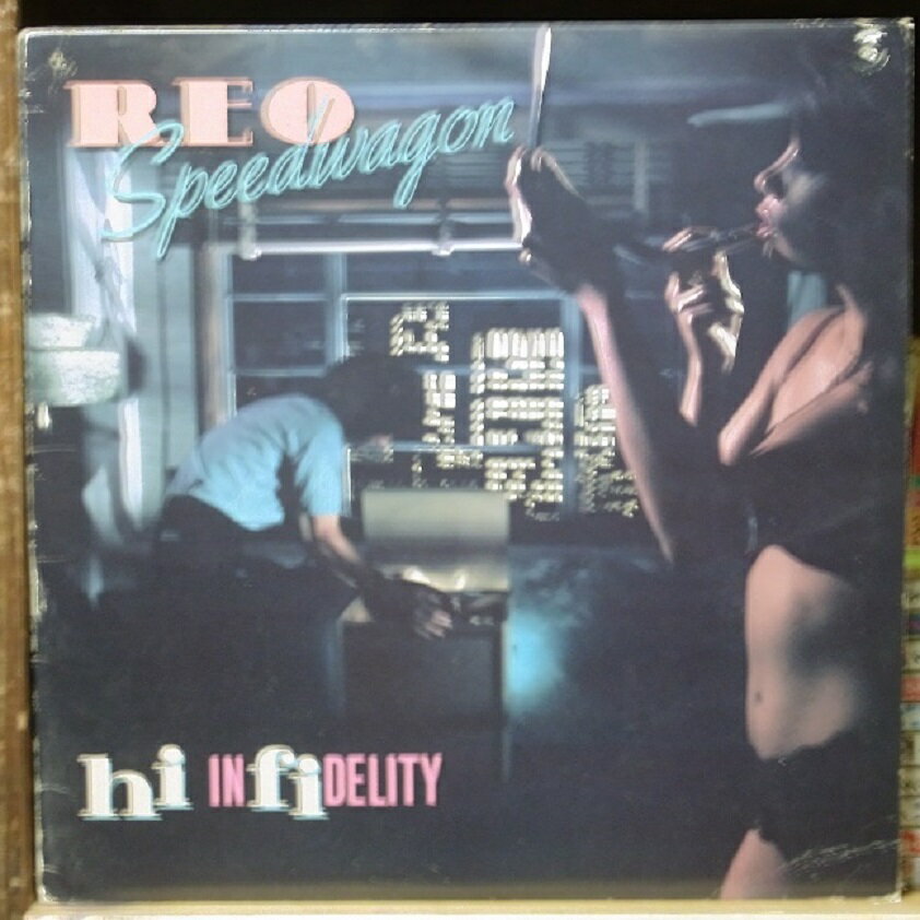 廃盤レコード 『REOスピードワゴン』 「hi INfiDELITY（禁じられた愛）」 ●1971年にデビューするも1981年にこのアルバム（邦題：禁じられた愛）でブレイクする前は売れないが長続きしてるバンドと言われました。 ●皮肉にもブレイクしたばかりにBoston、STYX、Journeyなどと産業ロックと比喩されその仲間に入れられています。 ●このアルバムは1980年の末にリリースされて翌年の1981年ビルボードのアルバムチャートでNo.1に15週連続で居座りセールスも最終的には1000万枚を突破してこの年の年間アルバムチャートで1位を獲得しました。 ●またこのアルバムの先行シングルとして発売された「Keep On Loving You」もビルボードのシングルチャートNo.1に輝きました。 Side 1: 1．DON'T LET HIM GO 2．KEEP ON LOVING YOU 3. FOLLOW MY HEART 4．IN YOUR LETTER 5. TAKE IT ON THE RUN Side 2: 1．TOUGH GUYS 2．OUT OF SEASON 3. SHAKIN' IT LOOSE 　4．SOMEONE TONIGHT 5. I WISH YOUWERE THERE ※状態の良いレコードを放出しました。 ※難病を患ったので新しい作品は作れなくなりました、あしからず。【廃盤レコード（LP）】 「REOスピードワゴン」 『hi INfiDELITY（禁じられた愛）』 商品情報 ジャンル アメリカン・プログレ、産業ロック 発売日 1980年 発売元 EPIC Records 製造国 USA 商品状態 ジャケット 縁擦り切れ有り、画鋲痕有り LP盤 良好 帯 なし（輸入盤のため） 内ジャケット片面 歌詞 内ジャケット片面 フォト