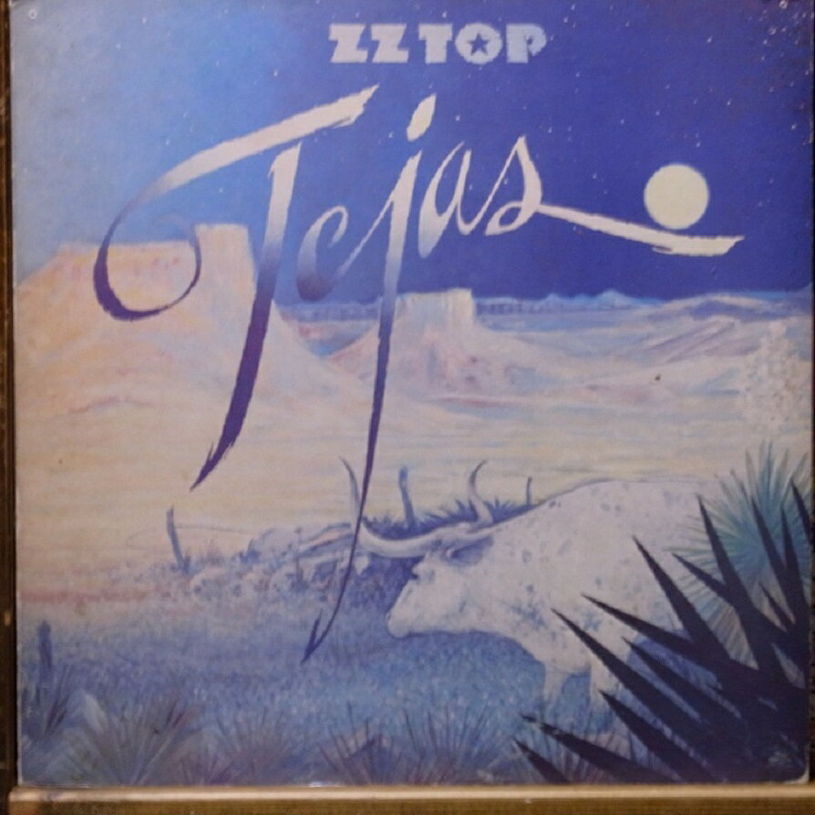 廃盤レコード 『ZZTOP』 「Tejas」 ●このアルバムは1976年にリリースされたZZTOP5枚目のスタジオアルバムです。 ●1977年から2年間の休養に入る前なのでZZTOPのトレードマークともいえるあの長い髭はビリー・ギボンズもダスティ・ヒルもまだ伸ばす前なのでありません。 ●このアルバムはビルボードのアルバムチャートで全米17位を獲得しました、またシングルカットした「It's Only Love」も全米44位を記録しました。 ●1987年にデジタルリミックスされていて1976年のオリジナルバージョンはなくなっているのでこのアルバムの音源は貴重になりました。 ●シングルカットした「It's Only Love」もカッコいいのですが個人的にはアルバムの最後のインストメンタル曲「Asleep In The Desert」はお薦めです、ビリー・ギボンズのギターがメキシカンで泣いているのです。 ●ちなみに「Tejas」とは「友達」を意味しています。 Side One:　 1. It's Only Love 2. Arrested for Driving While Blind 3. El Diablo 4. Snappy Kakkie 5. Enjoy and Get It On Side Two:　 1．Ten Dollar Man 2．Pan Am Highway Blues 3. Avalon Hideaway 4. She's a Heartbreaker 5. Asleep in the Desert" (Gibbons; instrumental) ※状態の良いレコードを放出しました。 ※難病を患ったので新しい作品は作れなくなりました、あしからず。【廃盤レコード（LP）】 「ZZTOP」 『Tejas』 商品情報 ジャンル サザン・ロック、ハード・ブギ・ウギ 発売日 1977年 発売元 キングレコード 製造国 日本 商品状態 見開き3面ジャケット 画鋲痕有り LP盤 良好 帯 なし 内ジャケット 曲名＆歌詞 ライナーノーツ なし