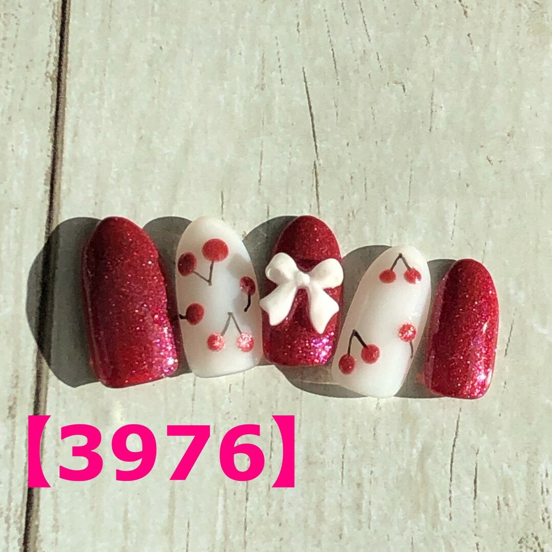 上品 カジュアル 可愛い かわいい カワイイ ブライダル さくらんぼ ショート ロング 短い爪 お洒落 ラメ キラキラ ネイルチップ つけ爪 ネイル デザインネイル オーダメイド オーダーチップ オーダーネイル ハンドメイド 10本セット 送料無料 両面テープ付き【3976】