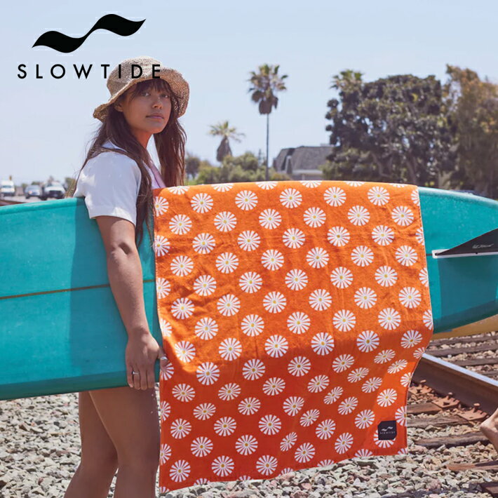 Slowtide Sun Dazed Beach Towel Red ST1055 かわいい柄がデザインされたSLOWTIDEのビーチタオル。 夏用のタオルケットやソファーカバーとしてもオススメな、肌触りの良いオシャレな大判タオルです センター部にループが付いてるので壁にかけたり木に引っ掛けて乾かすことも出来ます。 サイズ 30 inch (76.2cm) x 60 inch (152.4cm) 素材 コットン 100％ その他のビーチタオルのグッズアイテムはココ ※メーカー希望小売価格はメーカーカタログに基づいて掲載していますSLOWTIDE スロータイド ハワイとカリフォルニアのビーチカルチャーにインスピレーションを受け、Kyle Spencer、Wylie Von Tempski、Dario Phillipsの3人が立ち上げたビーチタオルブランド「SLOWTIDE」。 各業界のクリエイティブとして経験を持つ彼らが、カスタム染色、ペイント、デザイン、アーティスト、フォトグラファーとのコラボをメインに、サーフメディアの「WHAT YOUTH」や、「ALOHA BEACH CLUB」「GENERAL ADMISSION 」といったショップとパートナーを組み、あらゆるライフスタイルに向けた高品質タオルを提案している。