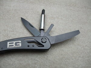 マルチツール プライヤー 専用ケース+ビットツールセット付属 万能 ドライバー 多機能 工具 日曜大工 DIY アウトドア 用品 キャンプ 雑貨 ペンチ のこぎり 缶切り ボトルオープナー ワイヤーカッター 庭 ガーデニング 多機能ペンチ 防災 山登り 釣り 避難用(ブラック)通販格安セール情報 楽天 通販