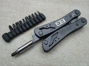 マルチツール プライヤー 専用ケース+ビットツールセット付属 万能 ドライバー 多機能 工具 日曜大工 DIY アウトドア 用品 キャンプ 雑貨 ペンチ のこぎり 缶切り ボトルオープナー ワイヤーカッター 庭 ガーデニング 多機能ペンチ 防災 山登り 釣り 避難用(ブラック)通販格安セール情報 楽天 通販