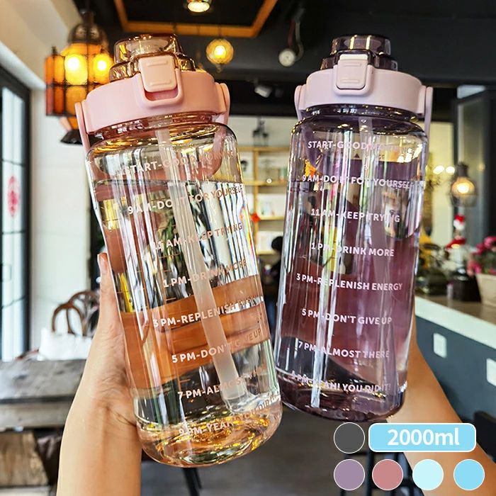 Rakuten - 【送料無料】水筒 2L 目盛り付き 水筒 2リットル ウォーターボトル タイムマーカー 携帯便利 漏れ防止 子供 キッズ 目盛り 大容量 軽量 直飲み グラデーション おしゃれ かわいい 大人 スポーツボトル 登山用 キャンプ ランニング 自転車