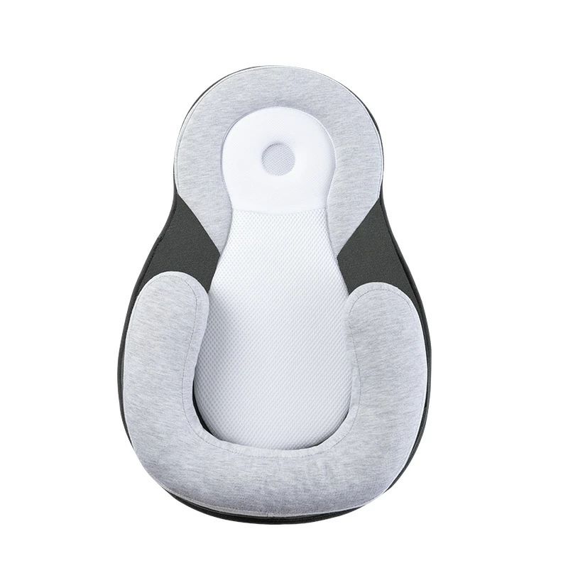 3〜36ヶ月の赤ちゃん、ベビー、新生児、乳児、子供、こども、キッズ、孫、初孫に適用します。 こちらの商品は汎用品ですので、必ず全ての人に合うことを保証しかねます、使用感には個人差があると存じます。ご購入前にご注意してください。 抜群な通気性 表側地は、肌に優しいバイル生地。中身に柔らかなソフトウレタンフォーム、ポリエステル綿で赤ちゃんの頭を優し支えます。裏面は、通気性に優れで熱がこもりにくいメッシュ素材を採用しました。 赤ちゃんの快眠をサポート 寝ている時間が長く、また体温が高い赤ちゃんは、頭の後ろに汗をかくことが多いですね。この枕は汗をサッと吸収してしまうため、赤ちゃんは気持ちよく眠ることができます。 様々な使用用途 汗とり枕・向き癖防止枕・向きぐせ防止クッション・ひんやり枕・涼感枕・ジェル枕・ベビーピロー、ベビーまくら、ベビー枕、子供用枕、こども用枕、ドーナツ枕、ドーナツまくら、新生児枕、向き癖防止クッション、低反発