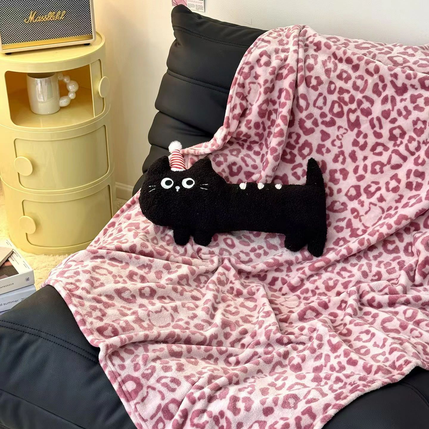 【送料無料】ブランケット ひざ掛け シングル 毛布 ヒョウ柄 多機能 タオルケット 掛け布団 毛布カバー 膝掛け ストール 大判サイズ あったか シンプル リバーシブルフリース 冷房対策 フランネル 秋冬毛布 クッション かわいい 暖かい 寝具 軽量 薄手 洗える 高品質