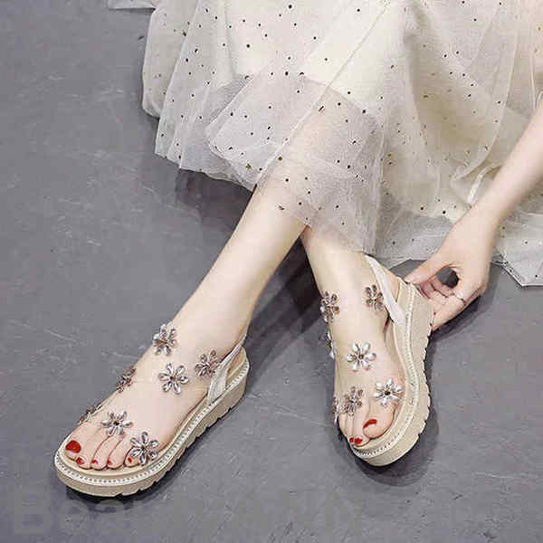 PU&ゴム カラー】：ブラック、ベージュ サイズ】：（約）*ヒール高さ：5cm*35＝225*36＝230*37＝235*38＝240*39＝245*40＝250 商品説明】：サンダル レディース 履きやすい 夏 サンダル 厚底靴 ストラップサンダル 透明PU シンプル ぺたんこ 歩きやすい 美脚 大人 新作PU&ゴム カラー】：ブラック、ベージュ サイズ】：（約）*ヒール高さ：5cm*35＝225*36＝230*37＝235*38＝240*39＝245*40＝250 商品説明】：サンダル レディース 履きやすい 夏 サンダル 厚底靴 ストラップサンダル 透明PU シンプル ぺたんこ 歩きやすい 美脚 大人 新作※サイズ詳細等の測り方はスタッフ間で統一、徹底はしておりますが、若干の誤差がある場合がございます。※ご注文が集中した場合、倉庫の混雑等により、発送が遅れる場合がございます。※モニターや環境により、色の見え方が実際の商品と異なる場合がございます。※ご注文が集中した場合、物流倉庫の混雑等により、発送が遅れる場合がございます。その際は、ご希望の配達日時にお届け出来ない場合がございますので、予めご了承くださいませ。※商品写真はできる限り実物の色に近づけるよう加工しておりますが、モニター設定、お部屋の照明等により実際の商品と色味が異なる場合がございます。※機械による生産のため、生地の継ぎ目の若干のズレや、形やサイズに多少の誤差が生じる場合がございますが品質上の問題はございません。予めご理解下さいますようお願い致します。※ご注文サイズなどにより追加料金が発生場合にあります。発生する場合、追加料金はご項目選択子部分に「+●●円」または「●●円追加」と記載されています。ご項目選択子記載金額により加算を行い合計金額をご案内させて頂きます。