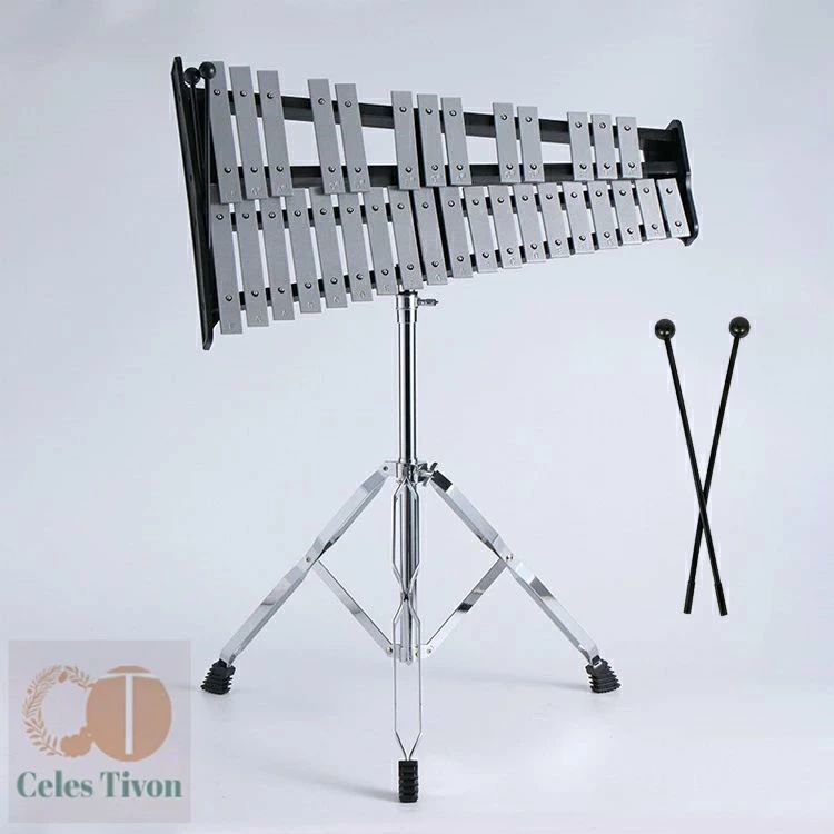 【カラー】 シルバー 【32音タイプ】コストパフォーマンスに優れた初心者にもおすすめのグロッケンです。グロッケンの中では柔らかめの音がします。幹音・半音に段差が有るノーマルデザインで、よりハイクオリティーサウンドを実現。 【軽量コンパクト】付属専用ポータブルキャリングバッグは、楽器の持ち運びや保管を大変便利にしてくれます。折りたたみ式の設計で、演奏しない時には折り畳んで収納できるので場所をとらず、部屋の隅に置くだけでスペースを節約できます。 【幅広い場面で活躍】イベントや発表会などで使用できる折畳み可能な鉄琴は、子供からシニアまで様々な場面で幅広く楽しめます。初心者にとっても習得しやすいタイプで、澄んだ透明な音色がきっと誰もが耳を傾けたくなる響きを是非様々なシーンでお楽しみ下さい。 【高品質】グロッケンシュピールの音板材として最も相応しい特殊アルミニウムを採用。また、特殊な熱処理を施して、縁の部分が滑らかな作りで、キズが付きにくい設計が特徴になります。一音一音、正確できれいなピッチを合わせるために職人の手によって微調整が施されるほど丁寧に心を込めて作られた楽器です。 ※簡易包装となりますのでご理解の程よろしくお願いします。 ※手動測定による1〜3cmの測定偏差を許容してください。 ※モニターや光の効果が異なるため、実際の色は写真の色と若干異なる場合があります。 ※仕様・デザインは改良のため予告なく変更することがあります。32音 鉄琴 グロッケン 音楽打楽器 グロッケンシュピール オルフ楽器 卓上鉄琴 スタンド 折りたたみスタンド ポータブル 収納ケース付き 演奏 音楽会 発表会 学芸会 高さ調節可能