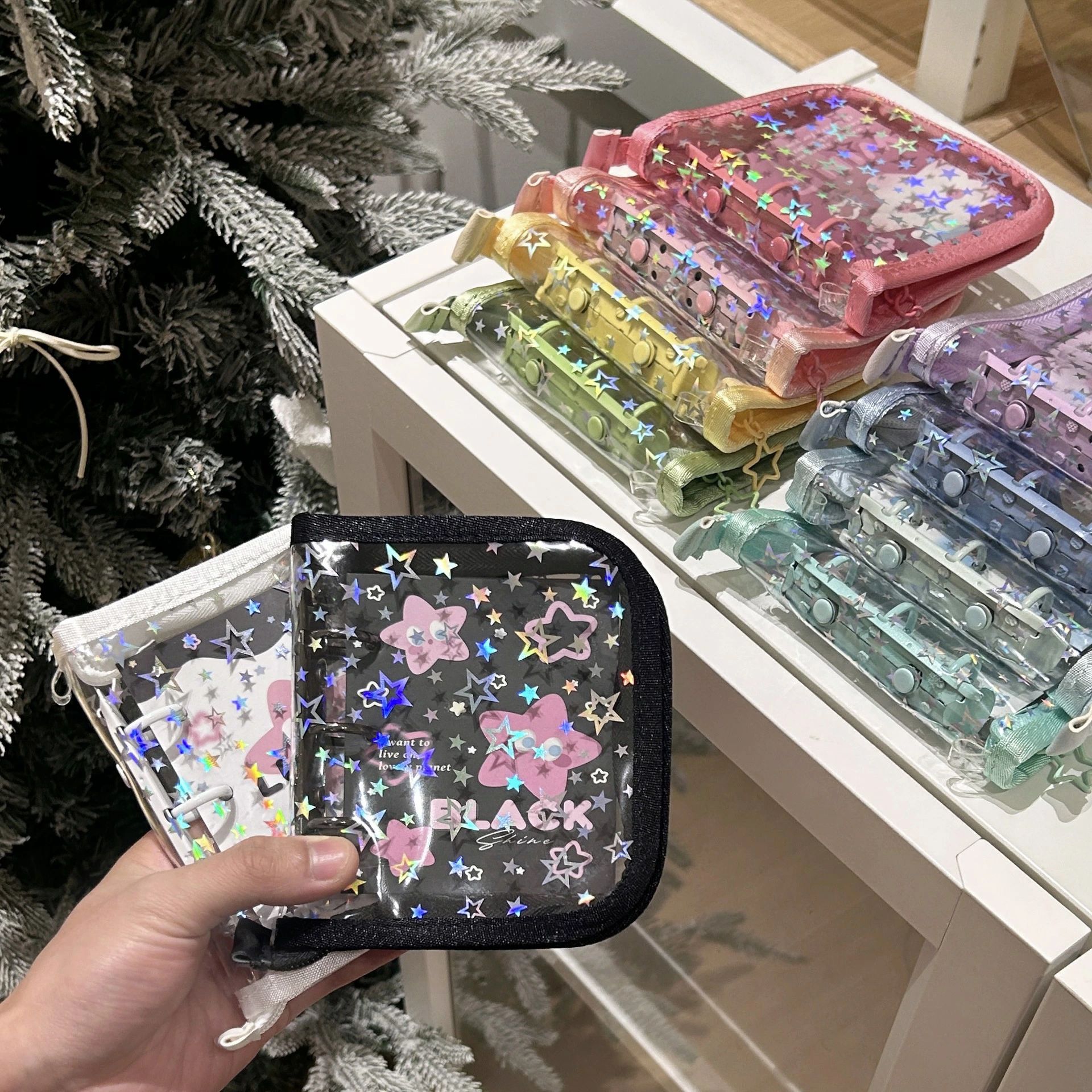 Rakuten - 【送料無料】手帳 星柄リング付き ins バインダー ファスナー付き シール帳 推し活グッズ オタ活グッズ はがせる コンパクト手帳 トレカ収納 推し リフィル10枚付き シール収納 かわいい おしゃれ 入学祝い プレゼント 3穴リング 持ち運び便利 防水