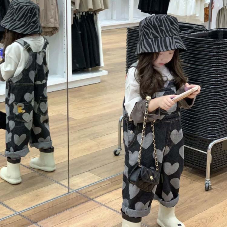 スローネルの【送料無料】キッズ オーバーオール ハート柄 女の子 長ズボン 男の子 ジュニア デニム オールインワン インスタ ボトムス ハート柄 ロングパンツ 子供服 写真映え 80cm 90cm 100cm 110cm 120cm｜アングル3
