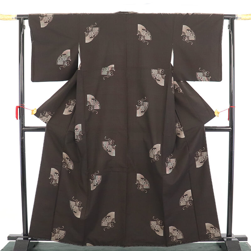 リサイクル着物 リサイクル 本場大島紬 証紙付き レディース 正絹 黒茶 扇 身丈166cm 裄丈67cm 仕立て上がり着物 カジュアル 街着 【中古】 送料無料 即日発送