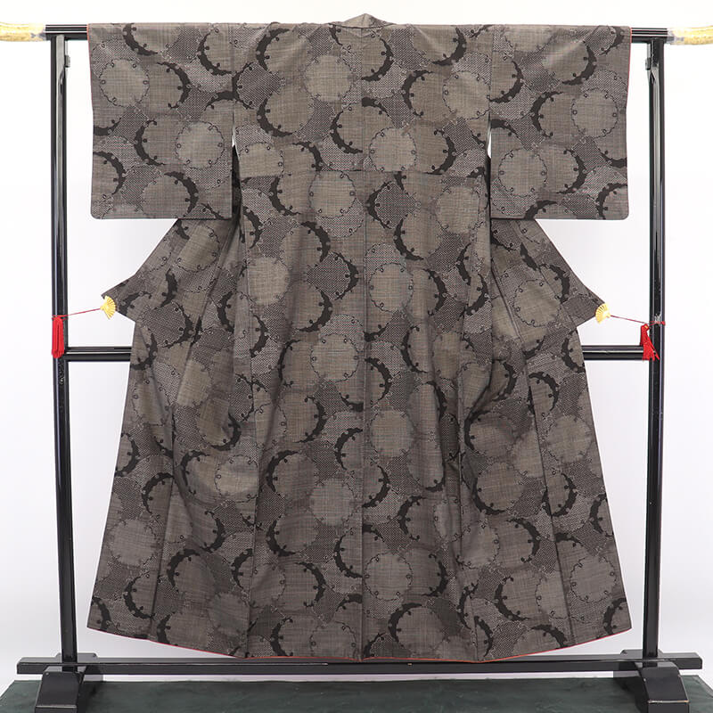 【中古】 大島紬 袷 レディース 正絹 こげ茶 雪輪 身丈158cm 裄丈66.5cm お洒落 Mサイズ相当 リサイクル着物 リユース着物 中古着物 送料無料 即日発送のサムネイル