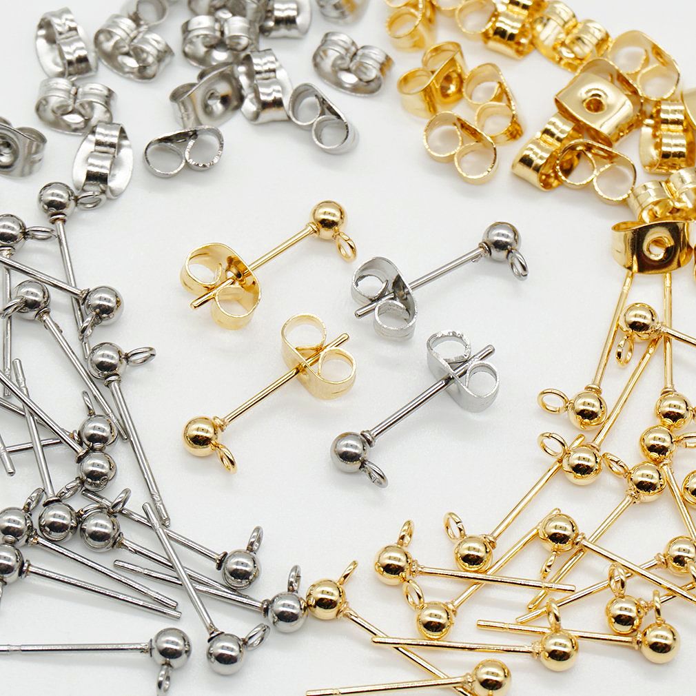 商品情報素材316Lサージカルステンレス サイズ 3mm 4mm 5mm 6mm 8mm カラー ゴールド シルバー 注意 ・海外輸入品の為、稀に小さな傷・歪みがある場合がございます。 ・モニター環境や製造時期により、多少色味が異なる場合がございます。 ・サイズには若干の誤差がある場合がございます ・商品改良の為、予告なく若干の仕様変更をする場合がございます。 ・アレルギーには個人差がございます。お肌に合わない場合はご使用を中止してください。　　【カン横向き】両耳 1セット 316Lサージカルステンレス カン付き ピアスパーツ アクセサリーパーツ ハンドメイドパーツ ボールピアス キャッチ付き 金属アレルギー対応 3mm 4mm 5mm 6mm 8mm ゴールド シルバー ハンドメイド DIY 手芸 材料 資材 カン付きのピアスパーツとキャッチのセットです。。 シンプルで定番のボールピアスなので どんなデザインにもぴったり！ カン付きのピアスパーツとキャッチのセットです。 すべて316Lサージカルステンレス素材なので 金属アレルギーの方も安心してお使いいただけます。 お店で売っているピアスはアレルギーで痒くなる… そんな時はこのピアスパーツでリメイクすれば 金属アレルギー対応ピアスに大変身！ もちろんご自分で作成したピアスにもおすすめです♪ カン部分にお好みのパーツを取り付けるだけで 簡単にオリジナルピアスが手作りできます。 シンプルで定番のボールピアスなので どんなデザインにもぴったり！ ご希望のサイズ・カラーをお選びください。 【サイズ】 3mm 4mm 5mm 6mm 8mm 【カラー】 ゴールド シルバー 【素材】 316Lサージカルステンレス ・モニター環境や製造時期により、多少色味が異なる場合がございます。 ・サイズには若干の誤差がある場合がございます。 ・海外輸入品の為、稀に小さな傷等がある場合がございます。 ・アレルギーには個人差がございます。お肌に合わない場合はご使用を中止してください。 6