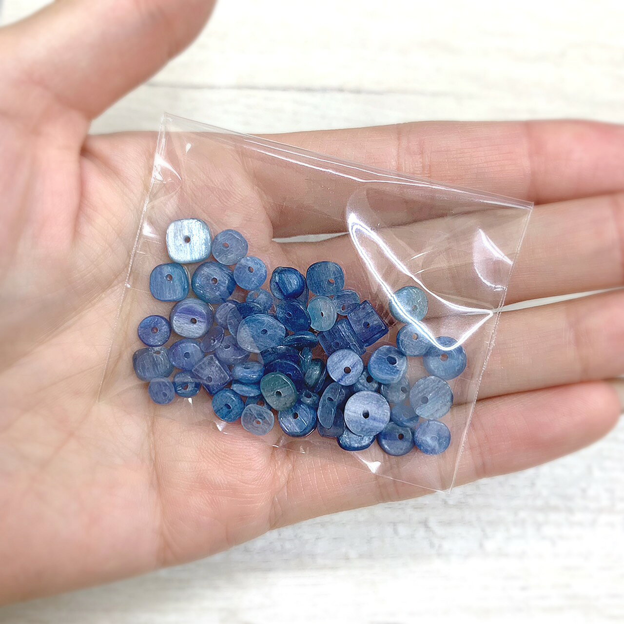 【穴あき】高質カイヤナイト さざれ石 10g 1連約38cm 天然石 ハンドメイド素材 パ...