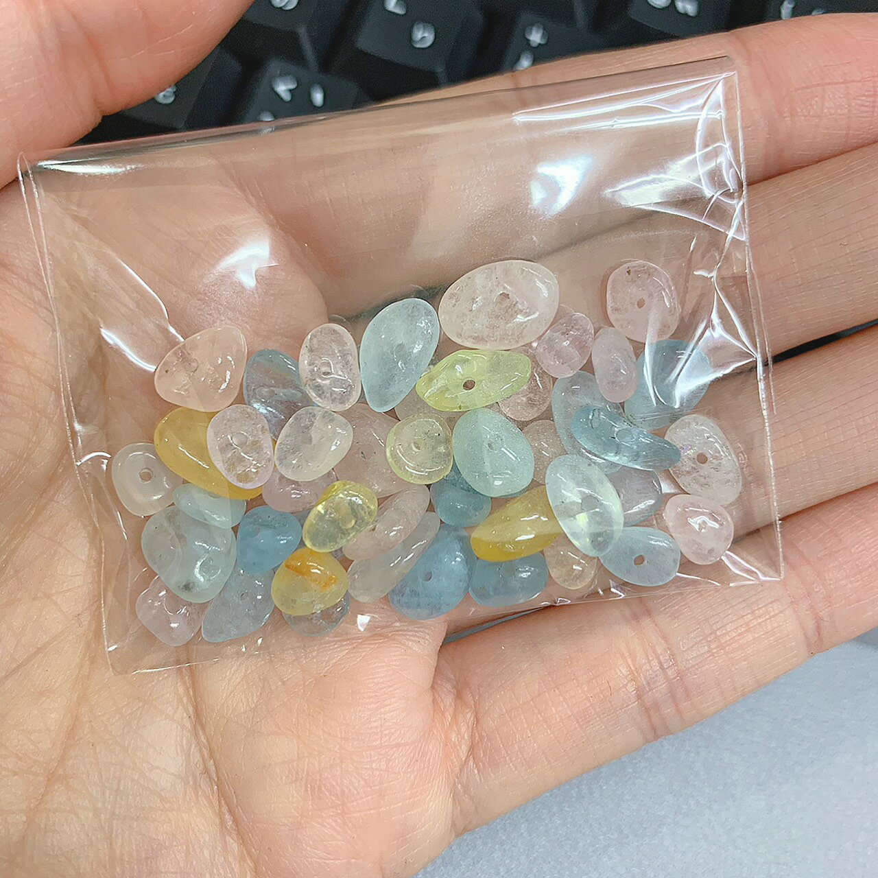 【穴あき】高質ミックスベリルさざれ石 10g 1連約38cm 天然石 ハンドメイド素材 パ...
