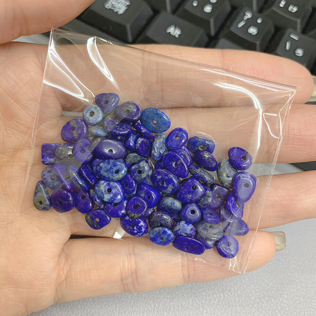 【穴あき】高質ラピスラズリ さざれ石 10g 1連約38cm 天然石 ハンドメイド素材 パ...