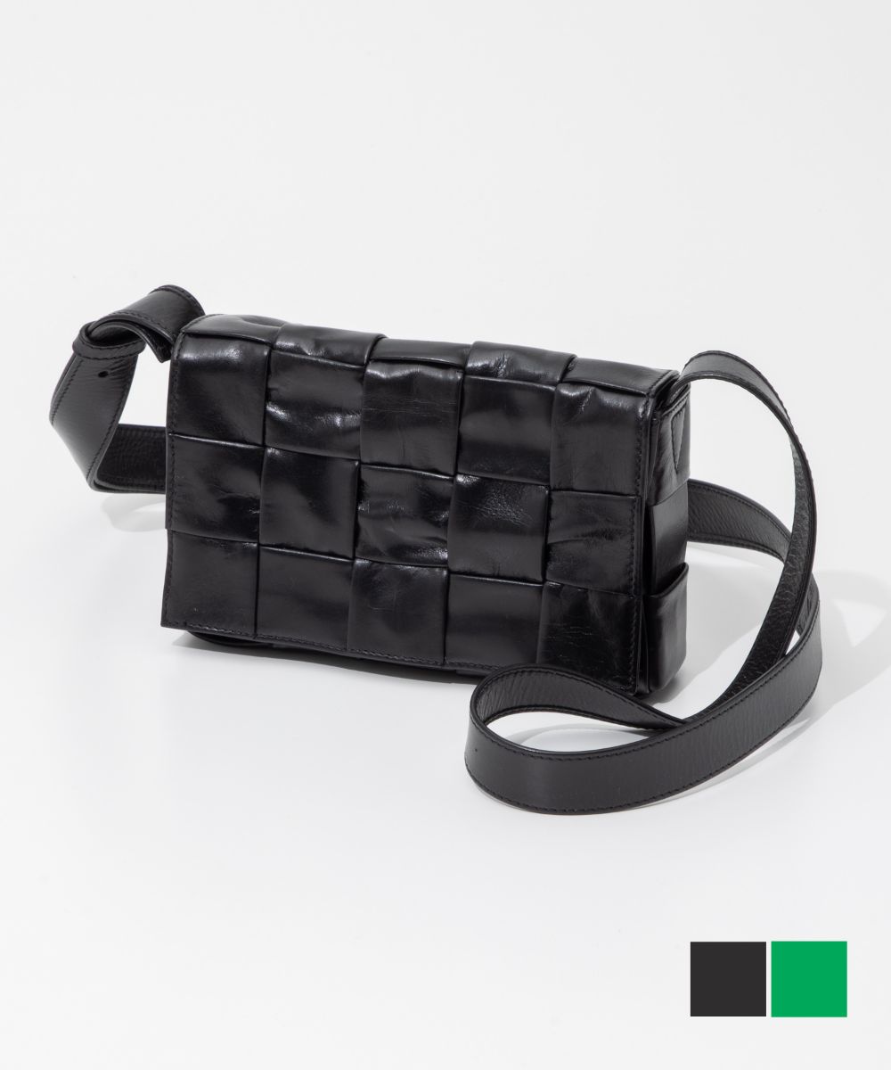 樂天商城 - ボッテガヴェネタ BOTTEGA VENETA 717587 VCQ71 ショルダーバッグ メンズ バッグ クロスボディ スモール カセット 斜め掛け レザー カジュアル イントレチャート プレゼント お出かけ ギフト 本革 鞄 SMALL CASSETTE Cross Bag ブラック×シルバー パラキート