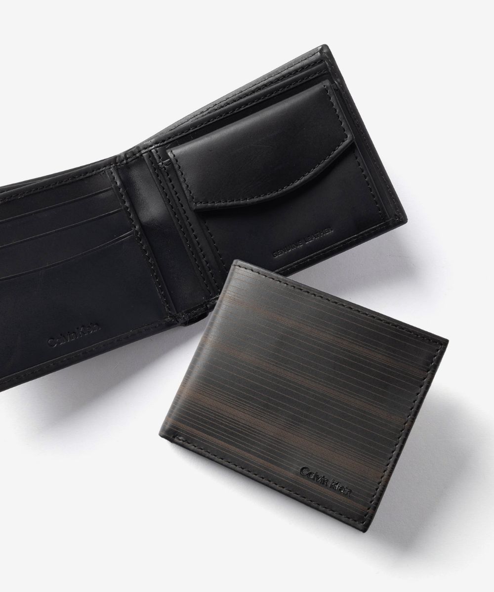 ITEM INFORMATIONカルバンクライン Calvin Klein 31CK130030 メンズ 二つ折り財布ブランドカルバンクラインアイテムメンズ>財布・小物>二つ折り財布型番31CK130030 カラーBLACK / ブラック / 001サイズ本体サイズ ： 縦幅9.3cm 横幅11cm 厚2.5cm 素材本体：牛革スペック開閉様式：オープン式内部様式：お札入れ×2、小銭入れ×1、カードポケット×4、ポケット×3付属品生産国インド備考※こちらの商品は並行輸入品でございます。※当社では、スタジオでストロボを使用して撮影しております。また、お客様のモニターを通してご覧になって頂いている為、実物を蛍光灯や自然光の下でご覧になった場合と色味が異なる場合がありますので、ご理解の上ご購入頂きますようお願い致します。※付属品の内容や有無は、入荷時期や仕様変更等で異なることがございます。※製造・入荷時期、カラーごとに生産国が多岐にわたる場合がございます。予めご了承ください。※稀に商品の保存箱・袋に破損（へこみ、汚れ等）などが見られる場合がございますが、商品本体に異常が無ければ、返品交換・キャンセル等はお受けしておりませんので、ご了承ください。関連商品カルバンクライン Calvin Klein BILLFOLD W/CO...カルバンクライン Calvin Klein BILLFOLD W/CO...カルバンクライン Calvin Klein BILLFOLD W/CO...7,810円7,810円8,800円カルバンクライン Calvin Klein LEATHER CARD ...カルバンクライン Calvin Klein SECRETARY LON...カルバンクライン Calvin Klein 31CK130018 二...5,830円8,800円7,920円カルバンクライン Calvin Klein 31CK130007 二つ...カルバンクライン Calvin Klein 31CK130009 二つ...カルバンクライン Calvin Klein 31CK130008 二つ...7,920円7,700円7,700円トミーヒルフィガー TOMMY HILFIGER Oxford オック...カルバンクライン Calvin Klein BILLFOLD W/CO...トミーヒルフィガー TOMMY HILFIGER Cambridge ...7,500円7,920円8,900円&nbsp;&nbsp;&nbsp;&nbsp;カルバンクライン/Calvin Klein二つ折り財布-BLACK / ブラック / 001 性別素材本体：牛革SIZE本体サイズ ： 縦幅9.3cm 横幅11cm 厚2.5cm