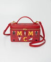 ITEM INFORMATIONエムシーエム MCM MWRASXL03 レディース ショルダーバッグカラーカラー：レッドCOLOR：REDスペック内部様式：カードケース×1、オープンポケット×1開閉種別：両開きファスナー式サイズ本体サイズ ： 縦幅11cm 横幅20cm 厚10cm 持ち手(高さ) ： 5cm持ち手(長さ) ： 16cmショルダー(長さ) ： 110~126cmショルダー(幅) ： 1cm重量 ： 約 440g セット内容保存袋特徴ブランド : エムシーエム男女種別 ： レディース商品カテゴリー : バッグ ＞ ショルダーバッグ管理コードMWRASXL03備考※当社では、スタジオでストロボを使用して撮影しております。また、お客様のモニターを通してご覧になって頂いている為、実物を蛍光灯や自然光の下でご覧になった場合と色味が異なる場合がありますので、ご理解の上ご購入頂きますようお願い致します。※付属品は仕様変更等により、若干異なることがございます。※製造・入荷時期、カラーごとに生産国が多岐にわたる場合がございます。予めご了承ください。※稀に商品の保存箱・袋に破損（へこみ、汚れ等）などが見られる場合がございますが、商品本体に異常が無ければ、返品交換・キャンセル等はお受けしておりませんので、ご了承ください。キーワードブランド ショルダー 旅行 防水 布 帆布 薄型 超軽量 大容量 刺繍 個性的 軽量 型押し 牛革 革 リュック メンズ レディース メッシュ ボックス ボーダー ベルト ナイロン スリム スパンコール スカル キャンバス カラフル オーストリッチ エスニック アジアン uvカット l字ファスナー 2way 旅行バッグ 無地 本革 保冷 付き 定期入れ 名刺入れ 通勤用 通勤バッグ 通勤 通学 林間学校 大容量 大人 大型 大学生 大きめ 大きい 新品 丈夫 小物入れ 小さめ 女性 出張 縦 修学旅行 手提げバッグ 斜め掛けバッグ 斜め掛け 斜めがけバッグ 斜めがけ 財布 高校生 個性的 軽量 軽い 海外旅行 可愛い 温泉バッグ 横 雨の日 一泊旅行 北欧 バック レッスンバッグ レザー レインバッグカバー レインバッグ ランチバッグ ラシット ミニ ポケット ブラックフォーマル ブックバッグ フォーマル フェルト ビジネス パーティ ナチュラル トラベル デイバッグ たくさん スタイル スクエア スクールバッグ サブバッグ キャンバス生地 キャンバストートバッグ キャンパス キッズ かわいい カメラバッグ がま口バッグ がま口 かばん カバン カジュアル お財布バッグ おしゃれ エスニック エコ イニシャル アウトドア 3way 紐 持ち手 収納 ブランド&nbsp;&nbsp;&nbsp;&nbsp;エムシーエム/MCMショルダーバッグ- レッド // RED 性別SIZE本体サイズ ： 縦幅11cm 横幅20cm 厚10cm 持ち手(高さ) ： 5cm持ち手(長さ) ： 16cmショルダー(長さ) ： 110~126cmショルダー(幅) ： 1cm重量 ： 約 440g