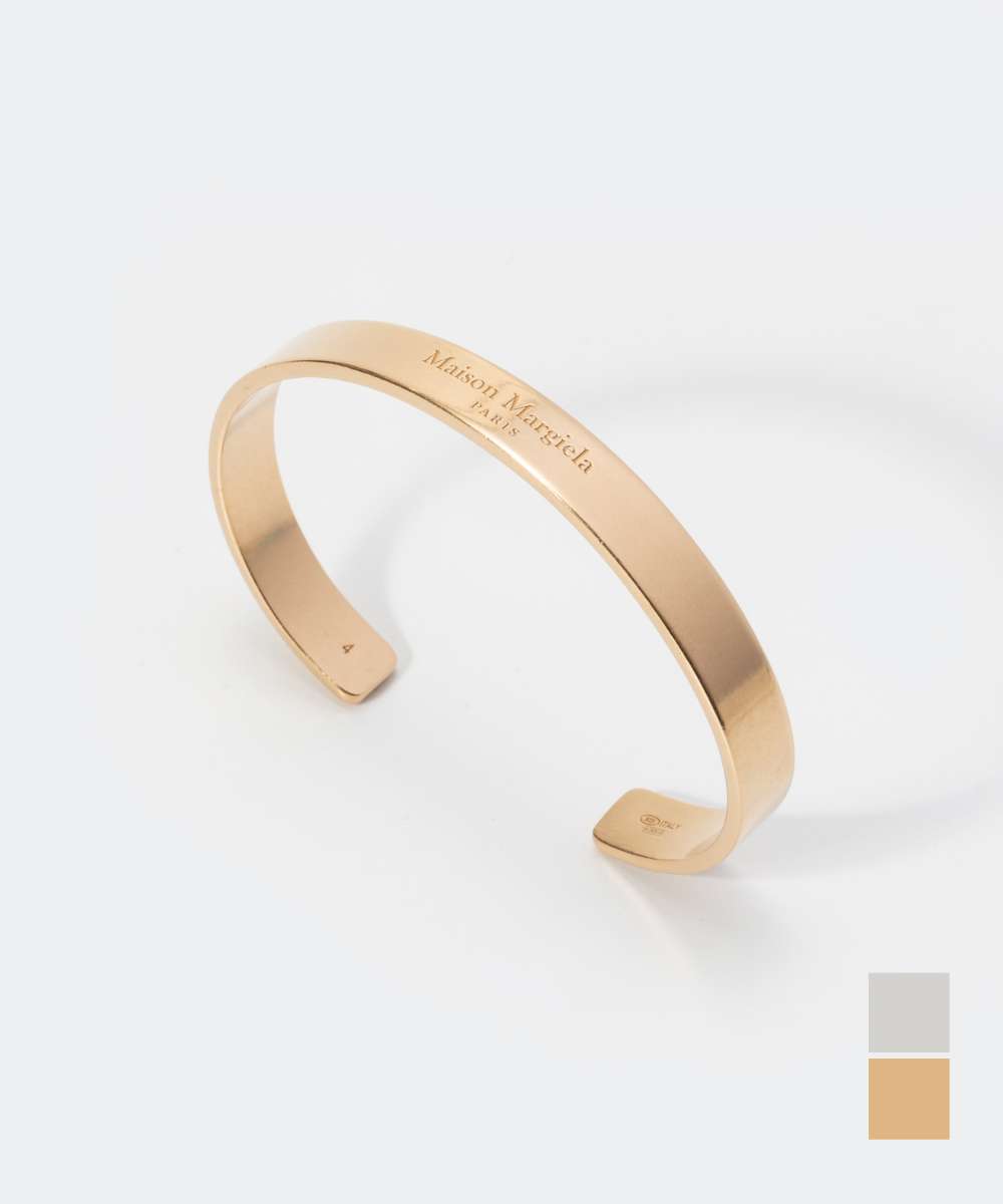 ITEM INFORMATIONメゾン マルジェラ MAISON MARGIELA Cuff SM1UY0066 SV0158 メンズ レディース ブレスレットカラーゴールド / Yellow gold plating burattato (950)シルバー / Palladio burattato (951)素材本体：シルバー 100%サイズブランド(サイズ) ： 04 / 05 / 06本体(全長) ： 16.5 / 17 / 17.5cm本体(幅) ： 0.8cm本体(開口部) ： 3cm特徴ブランド : メゾン マルジェラ男女種別 ： メンズ レディース商品カテゴリー(メンズ) : アクセサリー ＞ ブレスレット商品カテゴリー(レディース) : アクセサリー ＞ ブレスレット生産国 ： イタリア管理コードSM1UY0066 SV0158備考※当社では、スタジオでストロボを使用して撮影しております。また、お客様のモニターを通してご覧になって頂いている為、実物を蛍光灯や自然光の下でご覧になった場合と色味が異なる場合がありますので、ご理解の上ご購入頂きますようお願い致します。※付属品は仕様変更等により、若干異なることがございます。※製造・入荷時期、カラーごとに生産国が多岐にわたる場合がございます。予めご了承ください。※稀に商品の保存箱・袋に破損（へこみ、汚れ等）などが見られる場合がございますが、商品本体に異常が無ければ、返品交換・キャンセル等はお受けしておりませんので、ご了承ください。キーワードブレス&nbsp;&nbsp;&nbsp;&nbsp;メゾン マルジェラ/MAISON MARGIELAブレスレットCuff ゴールド / シルバー // Yellow gold plating burattato (950) / Palladio burattato (951) 性別素材本体：シルバー 100%SIZEブランド(サイズ) ： 04 / 05 / 06本体(全長) ： 16.5 / 17 / 17.5cm本体(幅) ： 0.8cm本体(開口部) ： 3cm