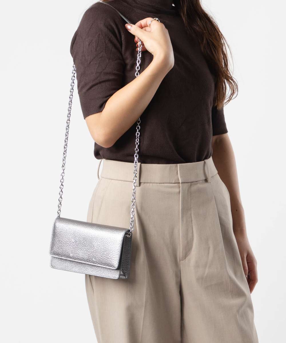 メゾン マルジェラ MAISON MARGIELA SA3UI0008 P6749 長財布 WALLET ON CHAIN MEDIUM レディース チェーンウォレット ミディアム レザー 4ステッチ ナンバリングロゴ ブランド おしゃれ ギフト プレゼント お祝い 鞄 メタリックグレー