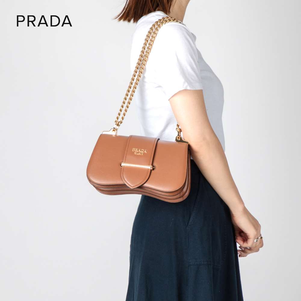 プラダ PRADA 1BD184 2AIX F0046 ショルダーバッグ シティカーフ レディース バッグ レザー ポシェット サコッシュ 斜めがけ 肩掛け 軽量 お出掛け バッグ 通勤 通学 旅行 クロスボディ プレゼント ギフト ロゴ チェーン 2WAY 誕生日 記念 お祝い ブラウン【SS10】