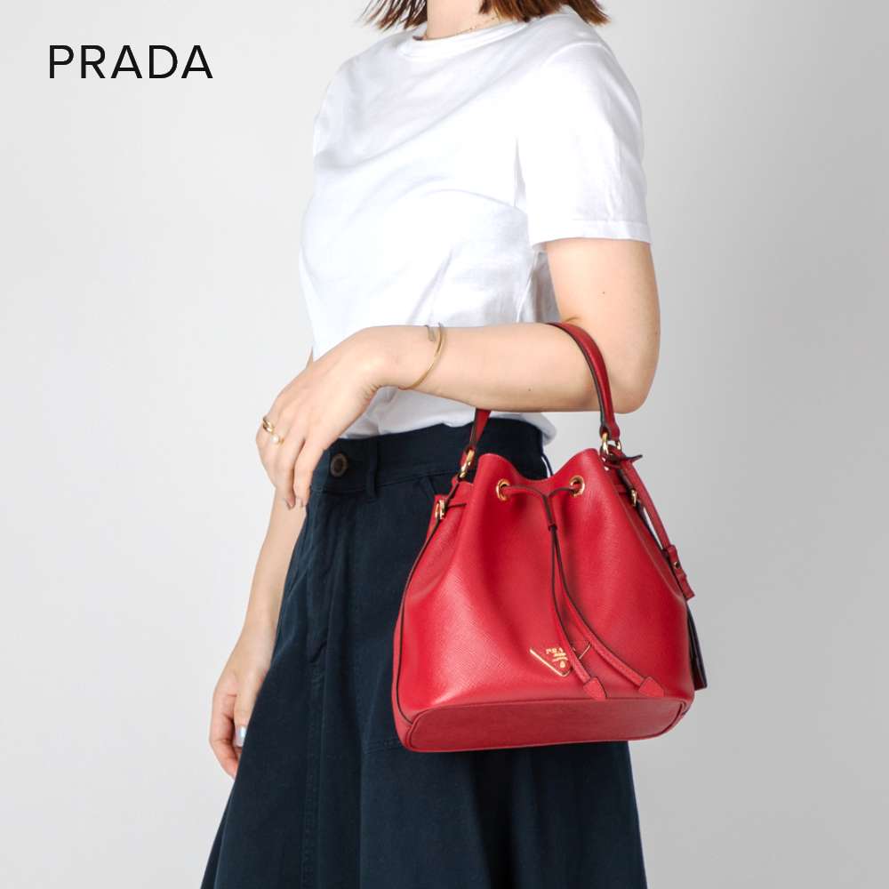 プラダ PRADA 1BE032 2A4A F068Z ハンドバッグ レディース バッグ レザー バケットバッグ ショルダーバッグ 斜め掛け 肩掛け 軽量 お出掛け 旅行 おしゃれ プレゼント ギフト 贈り物 シンプル 誕生日 記念 お祝い 巾着 レッドのサムネイル