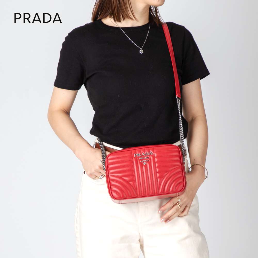 プラダ PRADA 1BH083 2D91 F0YGF ショルダーバッグ レディース バッグ ソフトカーフ ポシェット サコッシュ 斜め掛け 肩掛け 軽量 お出掛け レザー プレゼント ギフト 贈り物 クロスボディ 無地 シンプル 誕生日 記念 お祝い レッド【SS10】