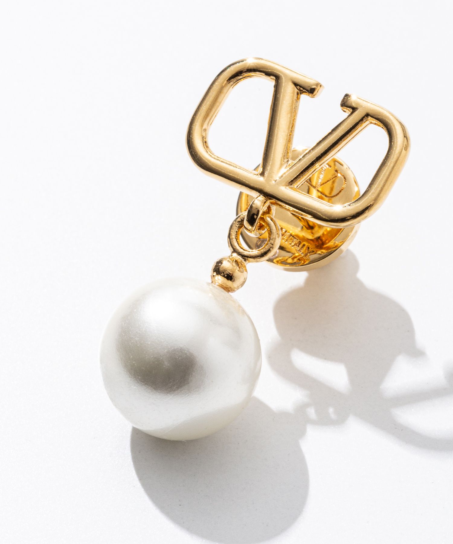 ヴァレンティノ VALENTINO 4W2J0E36UXM ピアス VLOGO SIGNATURE PEARL レディース アクセサリー ガラヴァーニ Vロゴ シグネチャー パールピアス イアリング ジュエリー エレガント ギフト プレゼント お祝い 記念 おしゃれ 0O3 ゴールド