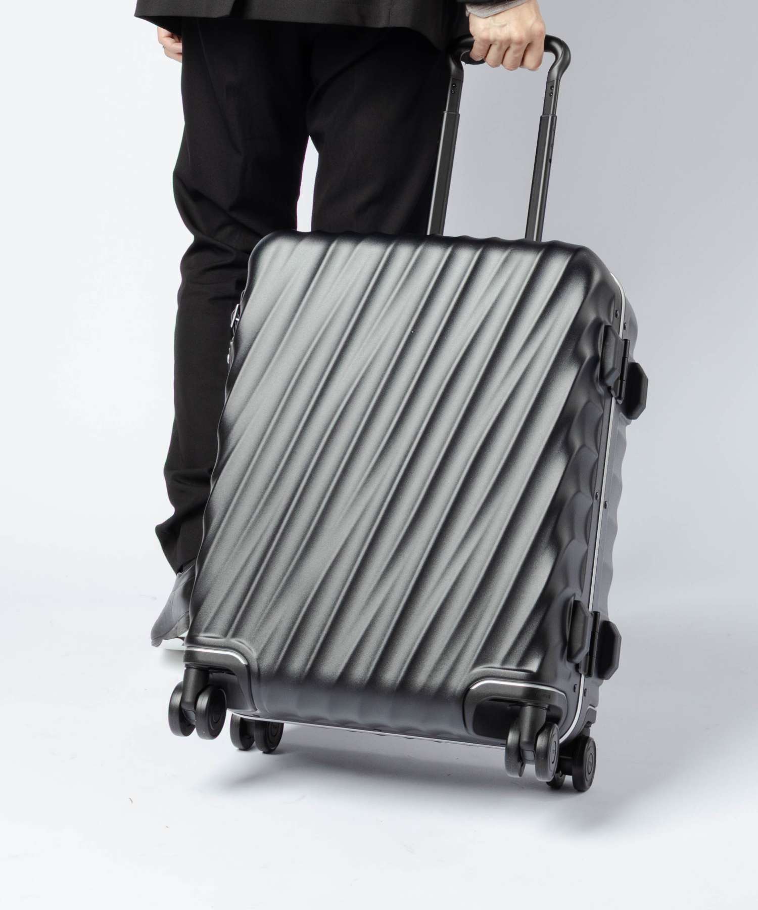 楽天市場】tumi 4輪 キャリーオンの通販