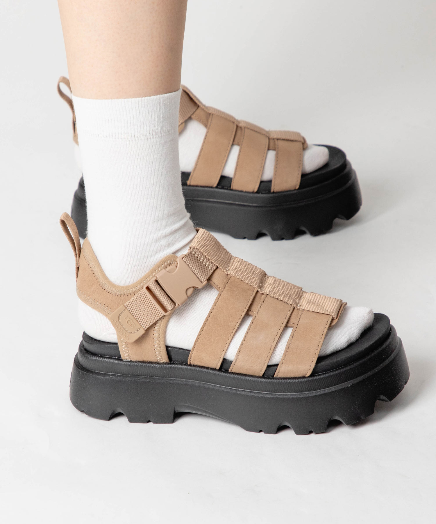 ツートン オレンジ ugg 厚底サンダル UGG レースアップ の厚底サンダル