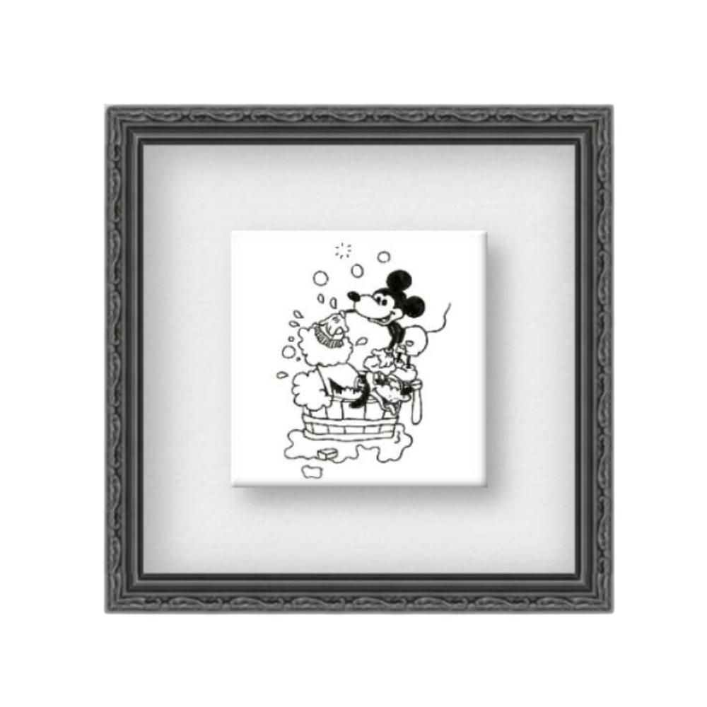 生産国日本テーマ（絵画）ディズニー・メルヘン・子供部屋向き■商品名Mickey & Pluto 9302 版画（キャンバスジクレー） ニシクボサユリ 額装品　／　hanga-vol.1277 9302■商品説明 フレームー：樹脂 作品サイズ:150 x 150mm（キャンバス） エディション番号・サイン入り。 （エディション番号はお選びいただけません） ボックス(箱型）フレーム： 298 x 298mm フレーム：樹脂　アクリル 前面　　：アクリル2mm ■用途インテリア 新築祝い 開業祝い　開店祝い ■納期について受注生産商品のため発送までに1週間前後 お時間を頂戴いたします。 尚、ご注文後手配を致しますので、 欠品等が発生した場合は、ご案内させて頂きます。 予めご了承くださいディズニー 版画 Mickey & Pluto 9302 ミッキー＆プルート　キャンバスジクレー額装イメージ フレームカラー：ゴールド キャンバスサイズ：150 x 150mm フレーム　　 　 ：298 x 298mm額装イメージ フレームー：ブラック キャンバスサイズ：150 x 150mm フレーム　　 　 ：298 x 298mm額装イメージ フレームカラー：シルバー キャンバスサイズ：150 x 150mm フレーム　　 　 ：298 x 298mm額装イメージ フレームカラー：ホワイト キャンバスサイズ：150 x 150mm フレーム　　 　 ：298 x 298mm