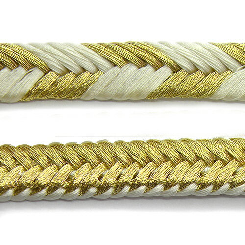 白x金色の華やかな帯締め。着付け小物としてはもちろん、手芸材料としても幅広くご利用いただけます。一点物となりますのでお早めに！※ご覧のモニターにより、多少色が違って見える場合がありますのでご了承ください。素材絹100％ （金属糸使用）サイズ長さ150cm（房含まず）幅1.3cm 厚み4mmカラー白　金程度綺麗な状態です。　和装小物の商品一覧