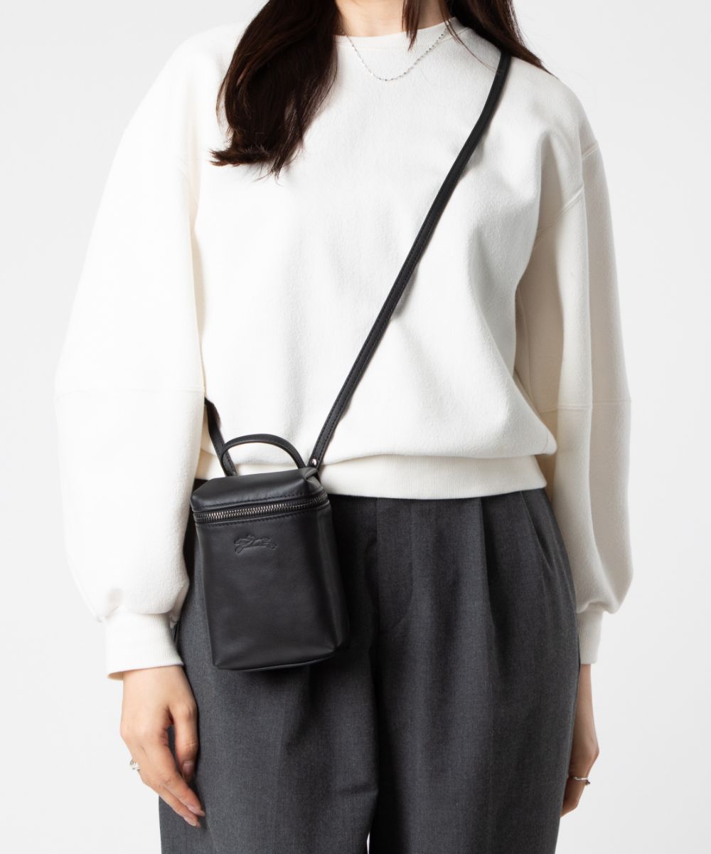 ＞ バッグ 一覧はこちら ＞ ショルダーバッグ 一覧はこちら ITEM INFORMATIONロンシャン LONGCHAMP Le Pliage Xtra ル プリアージュ エクストラ 1028 5987 001 レディース ボディバッグ 商品内容1948年、フランスにて創業した「ロンシャン(LONGCHAMP)」。バッグやアクセサリーを中心に様々なシーンで使える商品を展開。現代の流行も取り入れたデザインで、日本での女性人気もあるオシャレの定番といえるブランドです。ブランドロンシャンアイテムレディース>バッグ>ボディバッグ型番1028 5987 001カラーブラック / NOIR (001)サイズ本体サイズ：縦幅16cm 横幅11cm 厚6cm 持ち手(高さ)：5cmショルダー(高さ)：50〜60cm重さ：165g素材本体：カウハイドレザー裏地：ポリアミド、ポリエステルスペックストラップ : 調節・取外し可能 開閉様式：ファスナー式外部様式：メインコンパートメント×1、カードポケット×1付属品生産国備考※当社では、スタジオでストロボを使用して撮影しております。また、お客様のモニターを通してご覧になって頂いている為、実物を蛍光灯や自然光の下でご覧になった場合と色味が異なる場合がありますので、ご理解の上ご購入頂きますようお願い致します。※付属品は仕様変更等により、若干異なることがございます。※製造・入荷時期、カラーごとに生産国が多岐にわたる場合がございます。予めご了承ください。※稀に商品の保存箱・袋に破損（へこみ、汚れ等）などが見られる場合がございますが、商品本体に異常が無ければ、返品交換・キャンセル等はお受けしておりませんので、ご了承ください。&nbsp;&nbsp;&nbsp;&nbsp;ロンシャン/LONGCHAMPボディバッグLe Pliage Xtra ル プリアージュ エクストラブラック / NOIR (001) 性別素材本体：カウハイドレザー裏地：ポリアミド、ポリエステルSIZE本体サイズ：縦幅16cm 横幅11cm 厚6cm 持ち手(高さ)：5cmショルダー(高さ)：50〜60cm重さ：165g