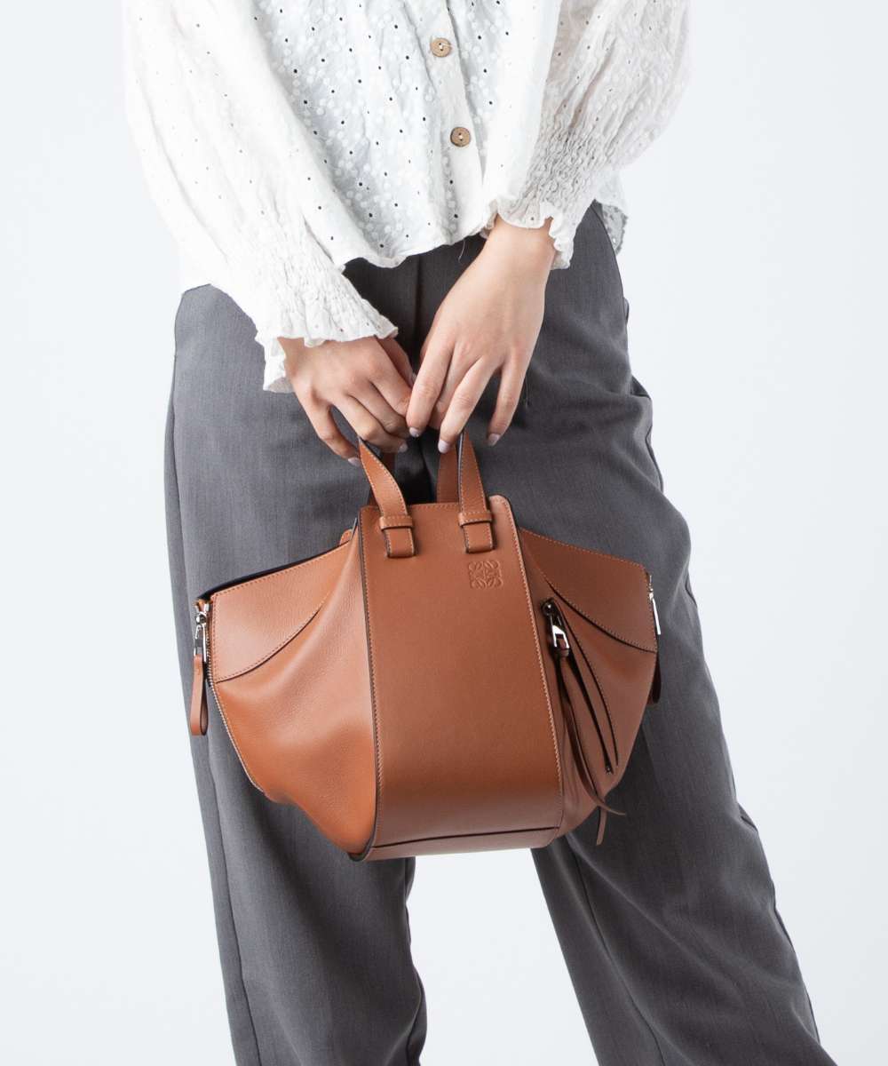 ロエベ ハンドバッグ ロエベ LOEWE 38730S35 ハンドバッグ HAMMOCK SMALL BAG レディース バッグ ハンモック スモール ショルダー レザー 3way 旅行 お出かけ おしゃれ プレゼント ギフト 贈り物 記念 お祝い 鞄 タン