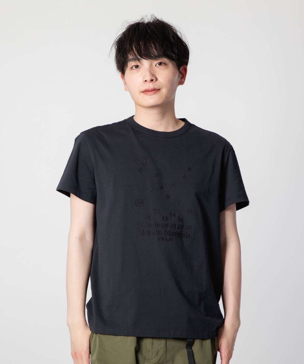 メゾン マルジェラ MAISON MARGIELA S50GC0684 S22816 Tシャツ メンズ トップス 半袖 カットソー ロゴT ナンバリング クルーネック カジュアル シンプル 春夏 コットン 綿 チャコール XS S M L