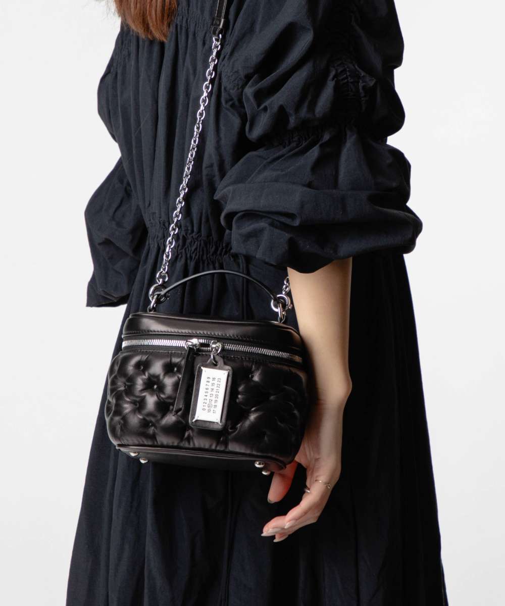 メゾン マルジェラ MAISON MARGIELA SB2WD0091 P6434 ハンドバッグ GLAM SLAM VANITY BAG レディース バッグ グラム スラムエンブロイダリー バニティバッグ ナンバリングロゴ レザー お出かけ ギフト プレゼント 鞄 ブラック