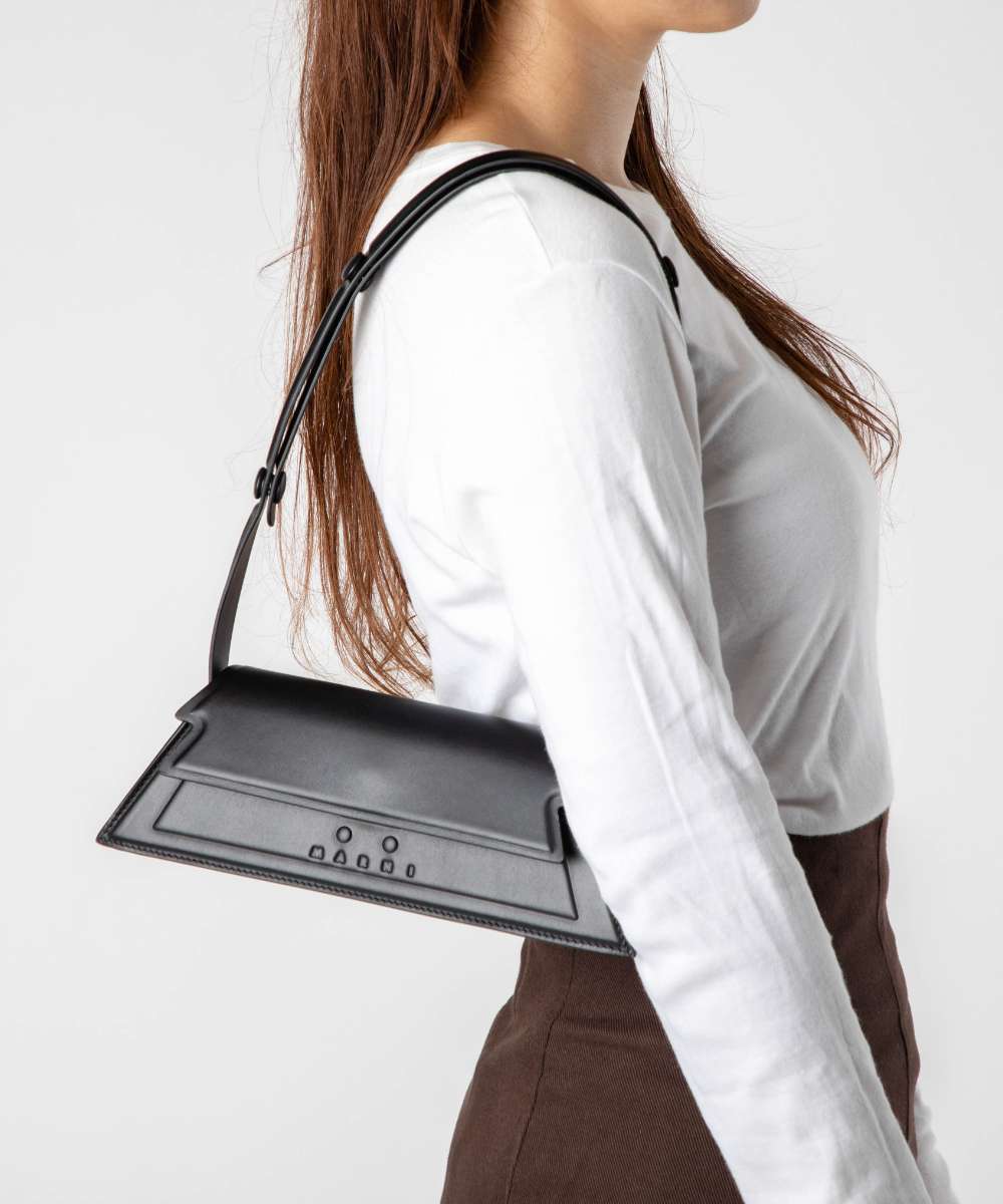 マルニ MARNI SBMP0184L0 P5298 ショルダーバッグ SHOULDER BAG MINI レディース バッグ ミニバッグ スムースレザー ロゴ カジュアル 鞄 お出かけ 黒 プレゼント ギフト お祝い Trunkoise ブラック